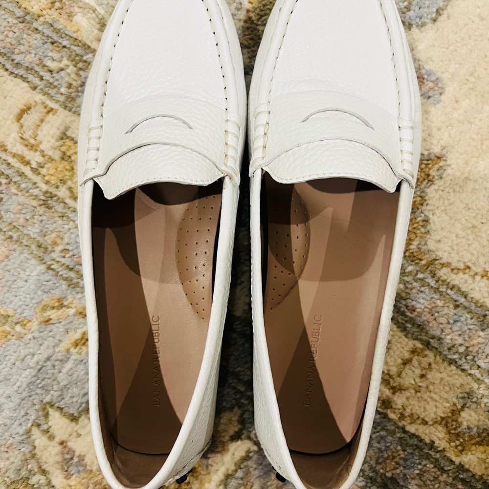 Banana Republic White Flats Moccasin-Style Loafers NWOT.
